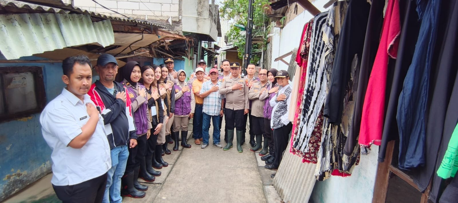 Semangat Tim Trauma Healing Polri Bersama Relawan UI Hadir Bersama Warga Pascabanjir di Cilincing